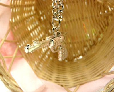 2013流行 复古饰品批发 欧美潮流时尚夸张个性手枪长项链 钛合金项链  合金项链