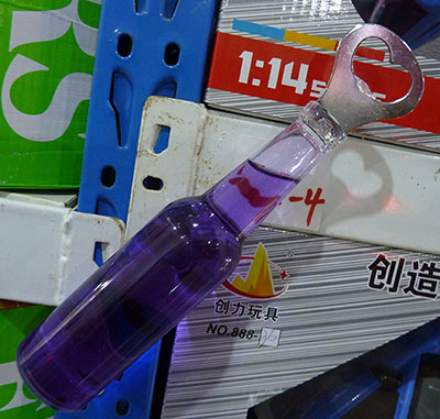 厂家供应 创意入水啤酒瓶造型塑料开瓶器 磁铁冰箱贴金属啤酒开A6-1-2