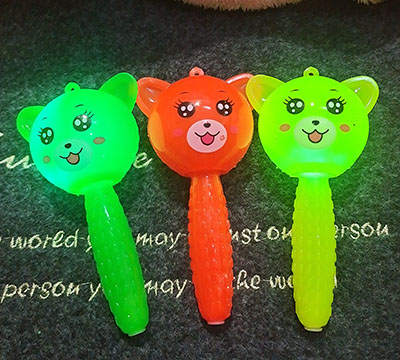 发光玩具（手柄熊）棒带哨子捏下就响儿童玩具A20-3-2